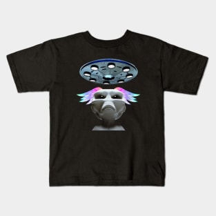 Alien with wings looks at Spacecraft Kids T-Shirt